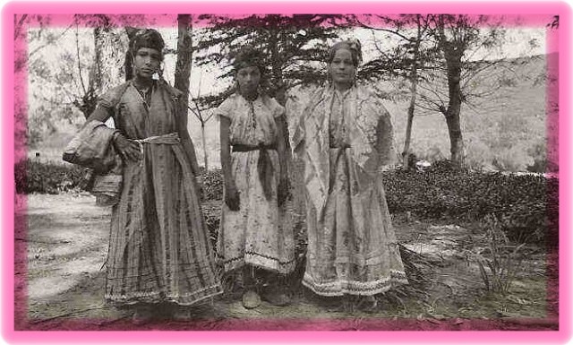 Aïcha se trouve à gauche sur la photo